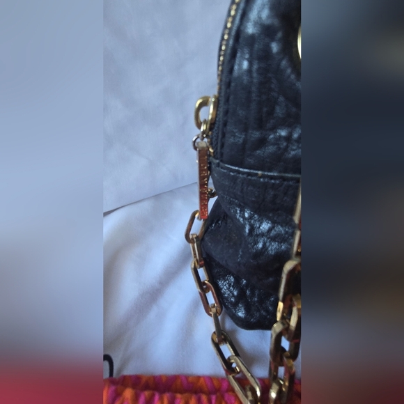 Tory Burch Black Shoulder Bag with Gold Chain - Picture 4 of 10